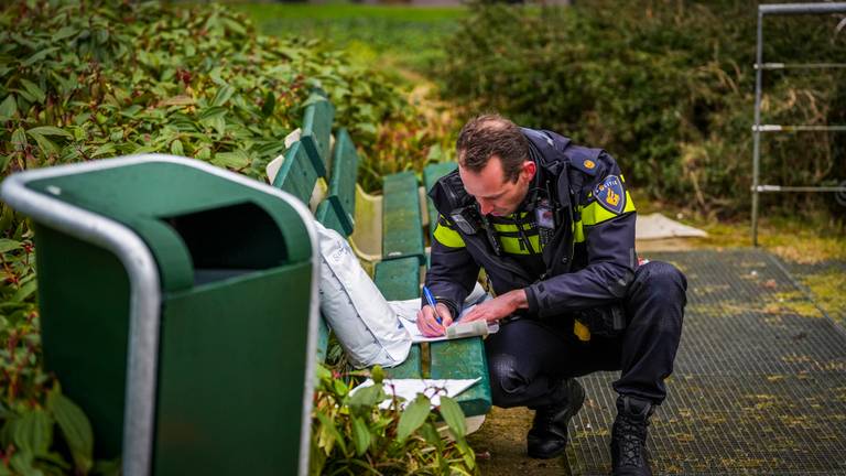 Politie doet onderzoek in een nabijgelegen park (Foto: SQ Vision). 