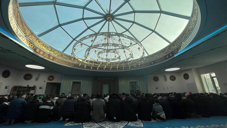 In de Selimiye Moskee in Veghel werd gebeden voor de slachtoffers van de aardbeving in Turkije en Syrië (foto: Jos Verkuijlen).