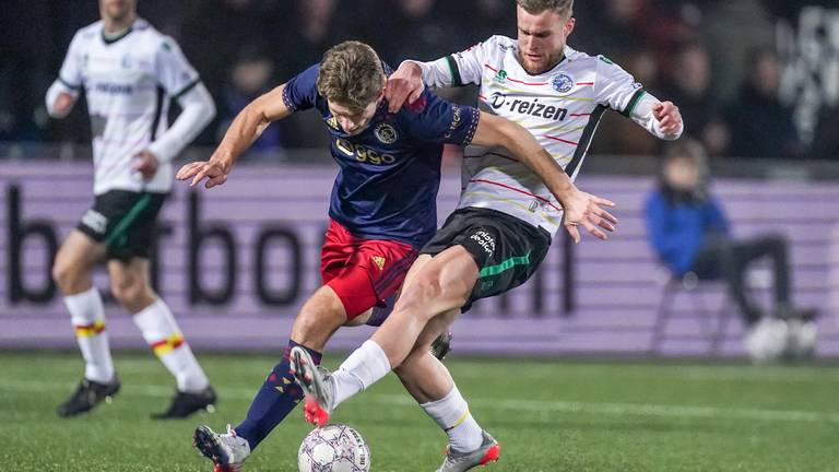 De onverzettelijkheid van Joey Konings en FC Den Bosch in beeld: Ajacied Donny Warmerdam wordt goed aangepakt (foto: OrangePictures).
