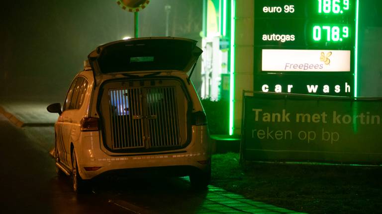 Politiehond ingezet na overval tankstation (foto: Christian Traets / SQ Vision).