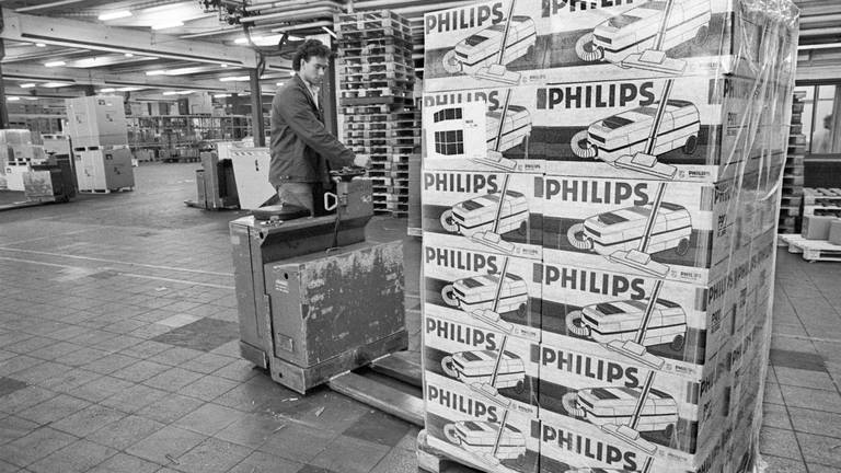 Een groot magazijn van Philips (1987) van waaruit elektronica wordt verzonden (foto: ANP).