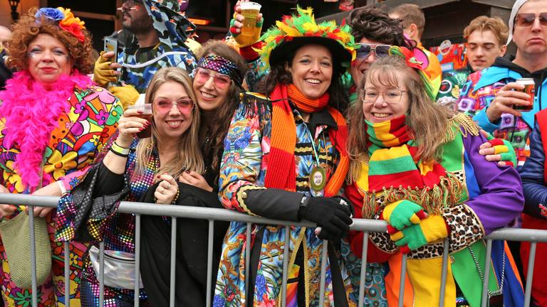 Het was vaak dringen bij het carnaval in Breda. 