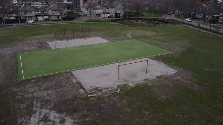 Het korfbalveld ligt dwars over een voetbalveld.