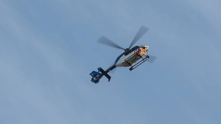 De politie zette ook een helikopter in om de man te zoeken (foto: ANP). 