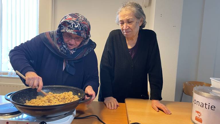 Bewoonsters Nergiz Kozkaya (links) en Yildiz Duman aan het werk (foto: Imke van der Laar).