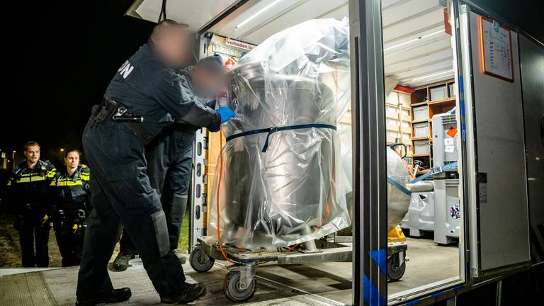 Politie zet bij toeval truck vol drugslabketels en chemicaliën aan de kant