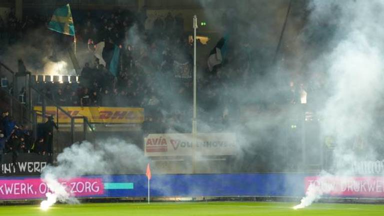 Vuurwerk op het veld bij Willem II tegen FC Den Bosch (foto: Orange Pictures).