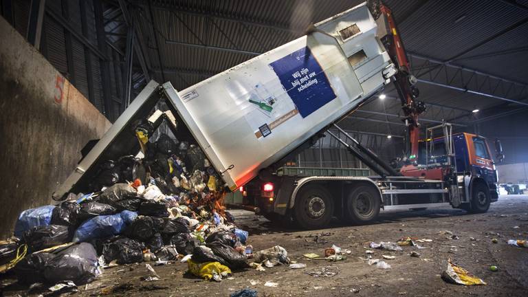 Een vuilniswagen van de Afvalstoffendienst Den Bosch lost zijn restafval (foto: Maikel Samuels/ANP).