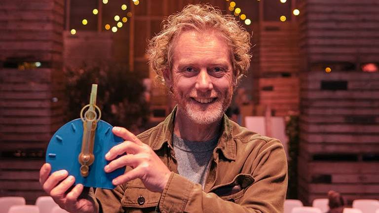 Jeroen Slootmans met de Zorgverslimmer Award (foto: Tenzinger).