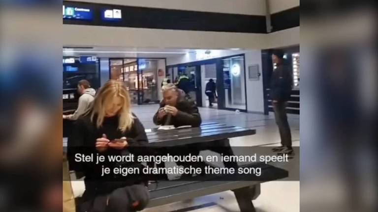 Filmisch drama tijdens arrestatie dankzij pianist met gevoel voor humor
