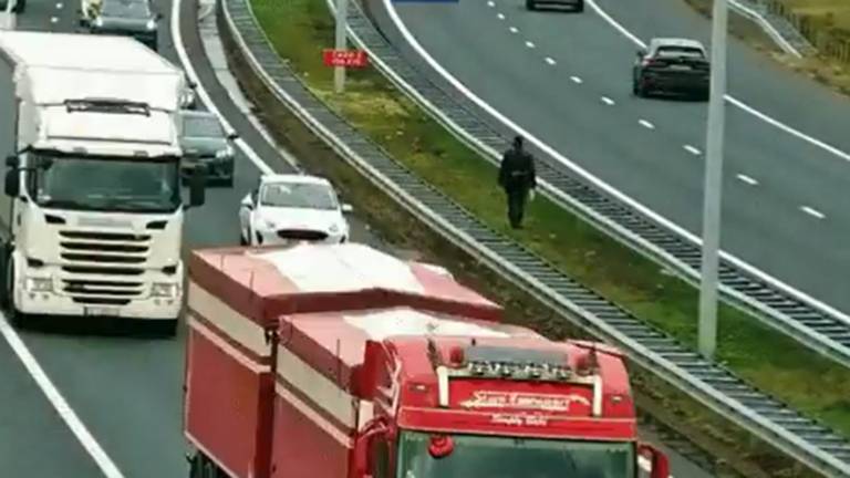 De man wandelde over en tussen de A2. (Foto: Rijkswaterstaat)