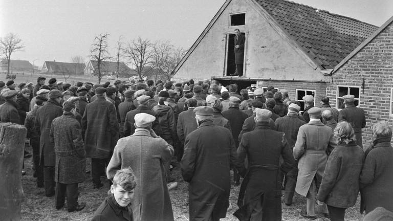 Protesterende boeren in Hollandscheveld in 1965, ook toen kwamen er boeren uit het hele land naar het protest (foto: ANP).