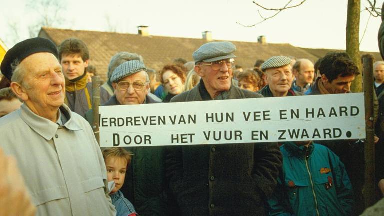 Honderden boeren in Hollandscheveld herdachten in 1993 de ontruiming van drie boerderijen in 1963 (foto: ANP).