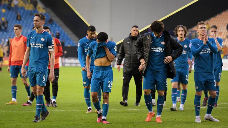 Spelers PSV verlaten na het gelijkspel teleurgesteld het veld (foto: ANP).