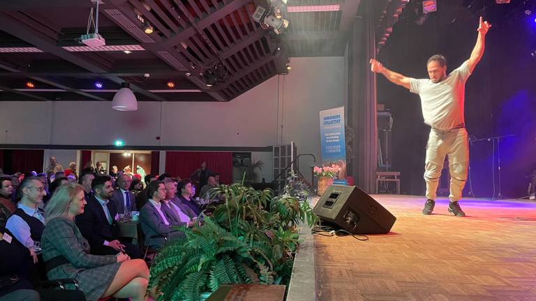 Een van de bewoners van het azc in Budel danst voor de bezoekers van de avond (foto: Alice van der Plas).