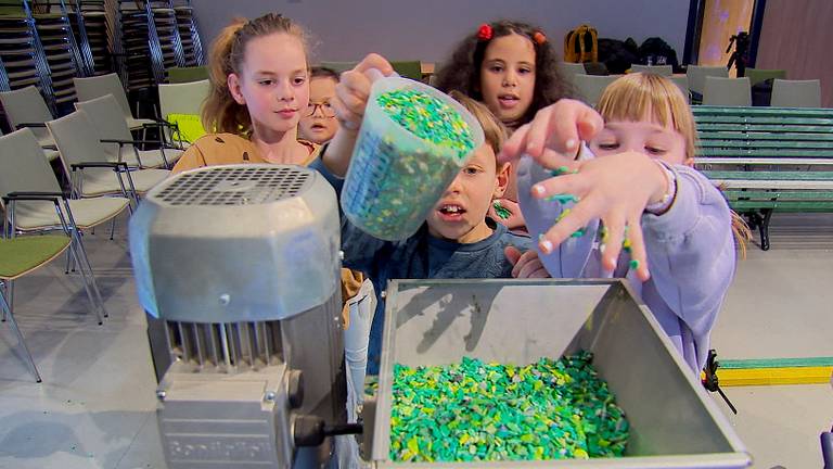 Kinderen in Waalre maken van plastic afval een nieuw bankje.