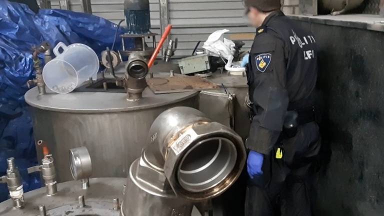 Drugslabapparatuur die de politie vond op 30 november 2021 (Foto: Politie) 