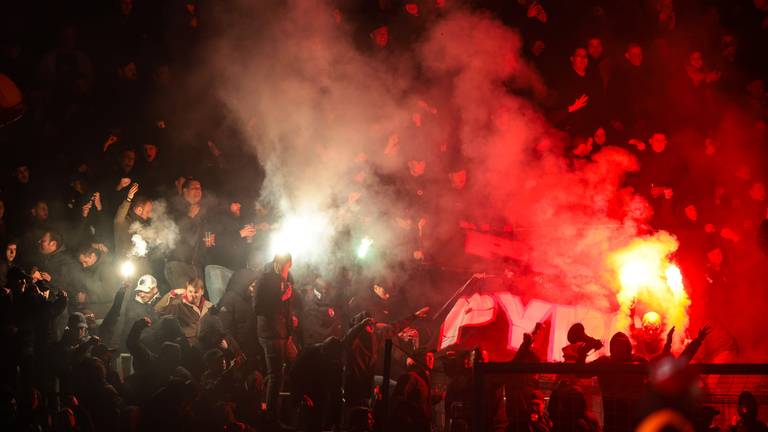 PSV-supporters hielden een sfeeractie voor de wedstrijd tegen Sparta (foto: ANP)