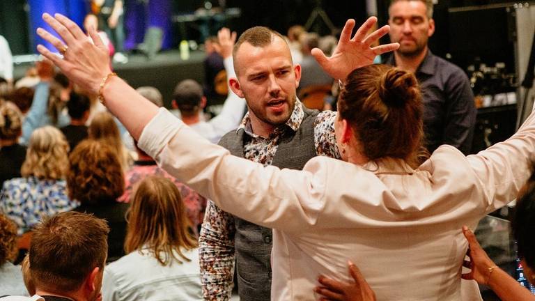 Tom de Wal tijdens een van de diensten van Frontrunners Ministries (foto: Facebook Frontrunners Ministries).