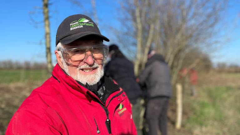 Wim van Lanen is met 81 jaar de oudste Maasheggenvlechter (foto: Jos Verkuijlen).