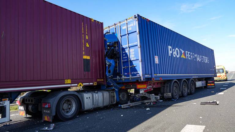 Vrachtwagenchauffeur heeft engeltje op schouder: ongedeerd na fikse botsing