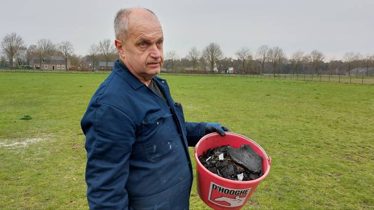 Gerrie ruimt zijn weiland op zodat zijn pony's veilig kunnen grazen. 