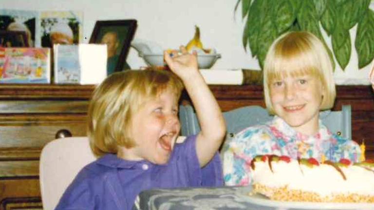 Heidi met zus Emily proberen het beste te maken van een altijd beladen verjaardag