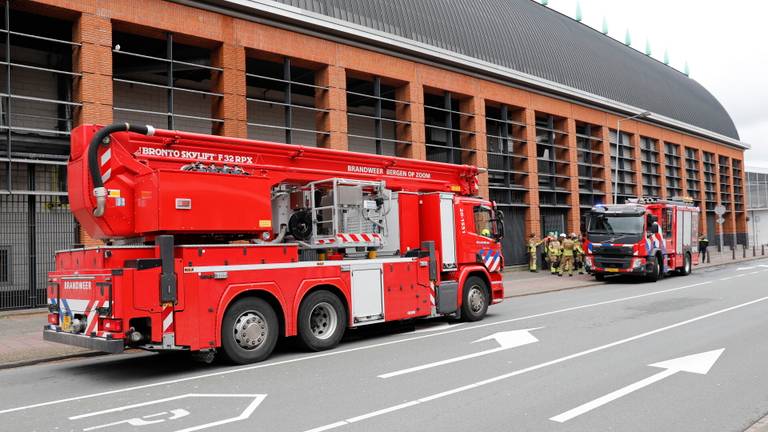 De brandweer rukte fors uit voor de brand waardoor de Jumbo even moest sluiten.