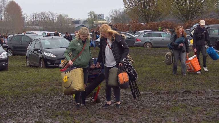 Bezoekers Paaspop in urenlange file, parkeervelden nog bijna onbegaanbaar
