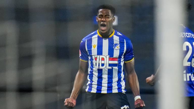 Collin Seedorf viert zijn doelpunt voor FC Eindhoven (foto: OrangePictures).