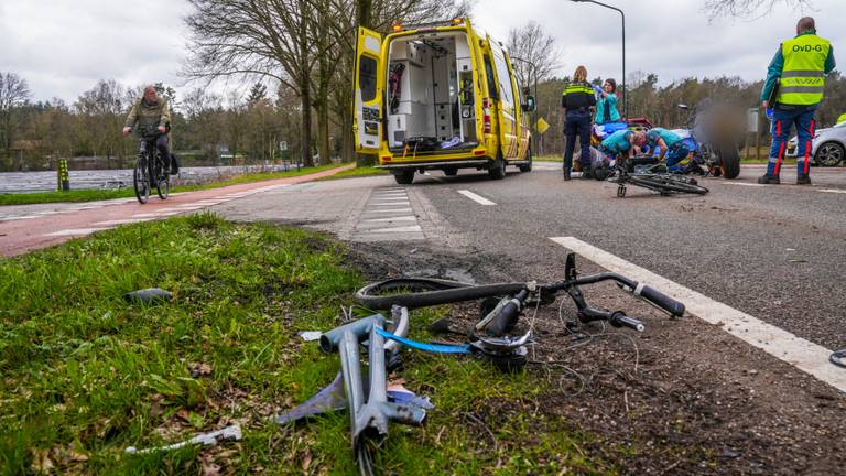 Delen van de fiets na het ongeluk met de motor (foto: Dave Hendriks/SQ Vision Mediaprodukties).