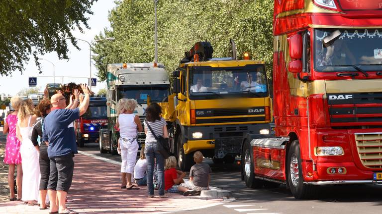 Toeschouwers zwaaien naar een truck bij een truckerun (foto: ANP).