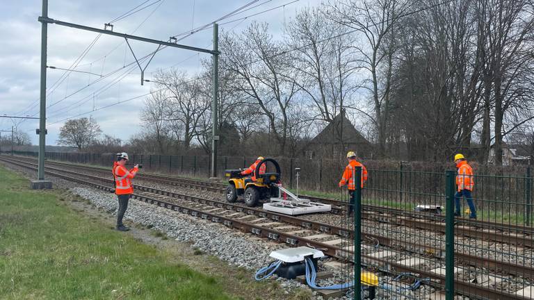 Met een radar onderzoekt ProRail waar de dassen precies zitten (foto: Omroep Brabant).