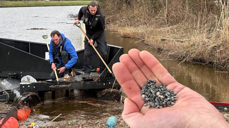 Ron Bekker (l) op de plasticvanger.