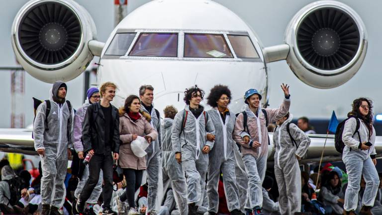 Klimaatactivisten bezetten afgelopen november een deel van Schiphol (foto: ANP).