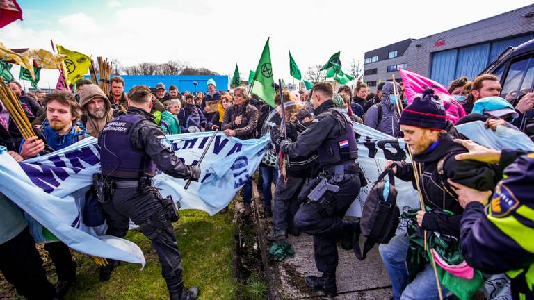 Klimaatactivisten bij Eindhoven Airport