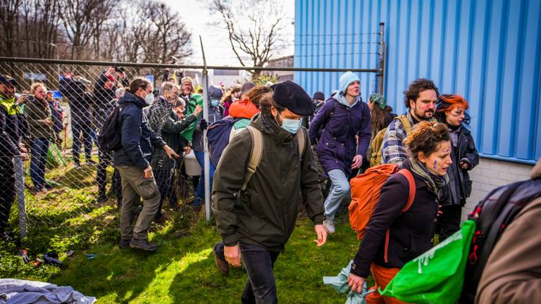 Demonstranten door het gat (foto: SQ Vision).