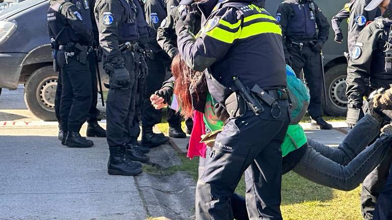 Tientallen klimaatactivisten opgepakt bij protest op Eindhoven Airport
