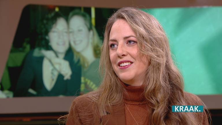 Sanneke Langendoen met op de achtergrond haar moeder en zijzelf (foto: Omroep Brabant).