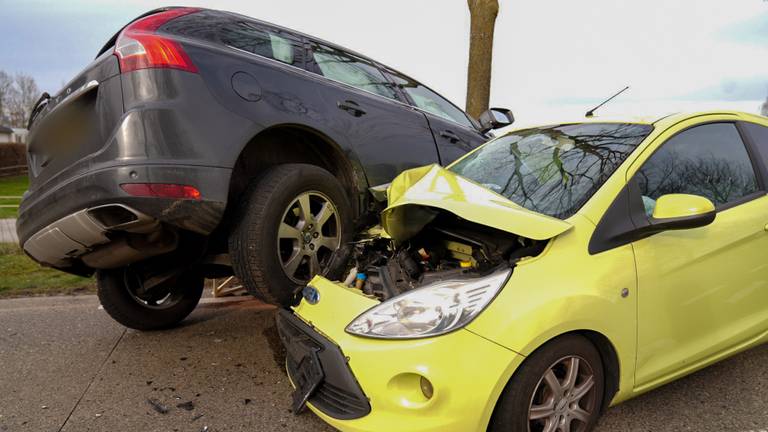 Bij de frontale botsing bij De Rips raakten twee mensen gewond. (foto: Harrie Grijseels/SQ Vision).