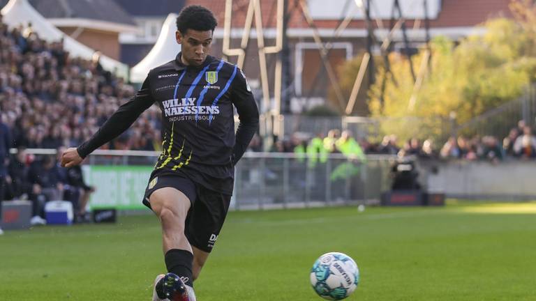 Shawn Adewoye in actie in duel met Go Ahead Eagles. (Foto: Orangepictures).