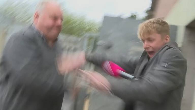 De fokker belaagt de verslaggever. (Foto: Powned)