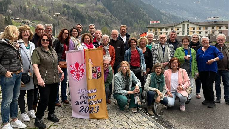 Groep mensen uit Aarle-Rixtel haalt eeuwenoud boek op in Florence (privéfoto)