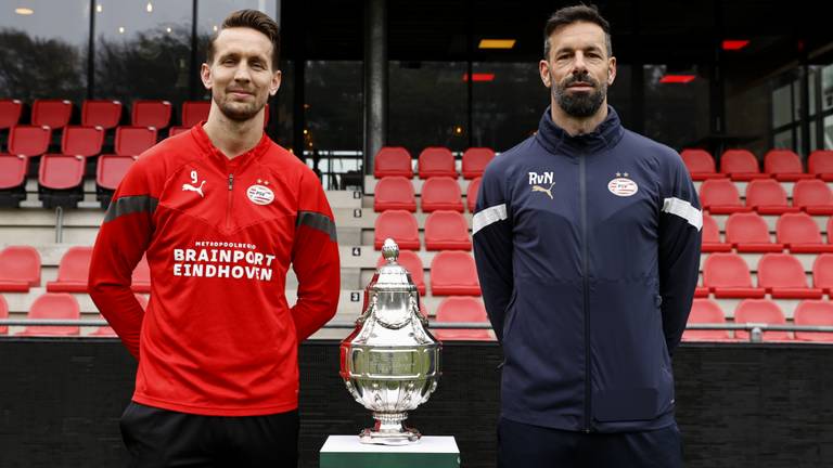 De Jong en Van Nistelrooij poseren met de beker (foto: ANP).