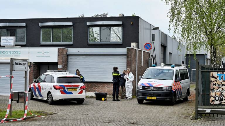 Het politieonderzoek in Oisterwijk ging zaterdagochtend verder (foto: Toby de Kort/SQ Vision).