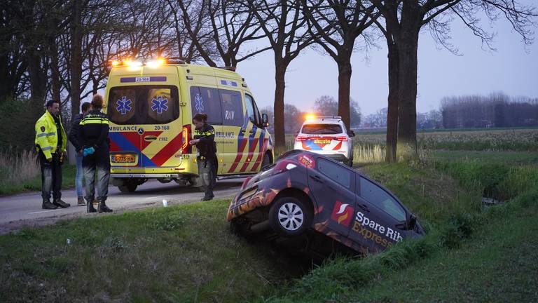 Een maaltijdbezorgster is zondagavond in de sloot in Made beland. Foto: SQ Vision/Jeroen Stuve.