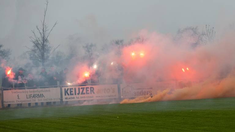 Na de 1-3 staken supporters van SV Budel vuurwerk af (foto: Jos Meusen).