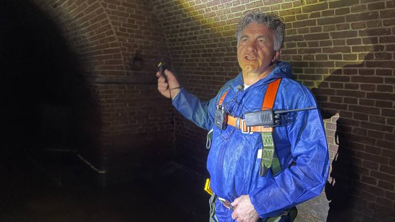 Gids Jan van Groesen in het riool