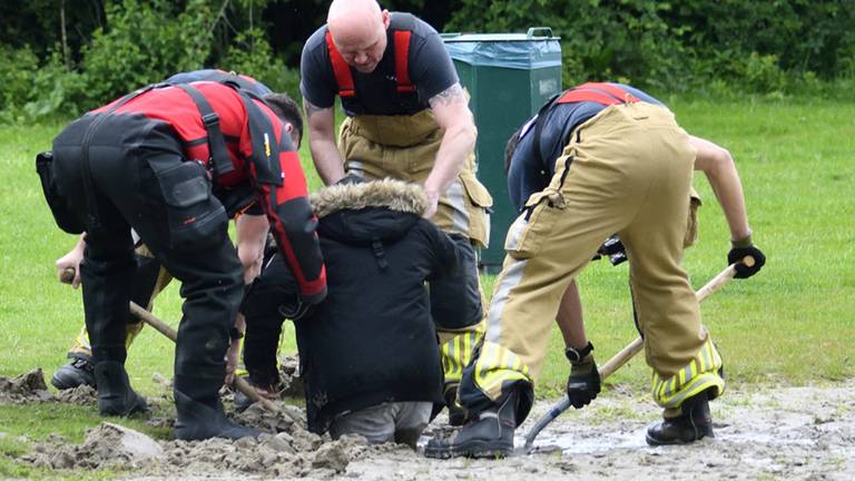 De brandweer moest eraan te pas komen (foto: Erald van der Aa)