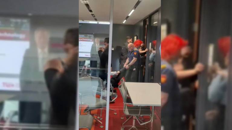 Actievoerders met harde hand uit bestuurskamer van de TU gezet